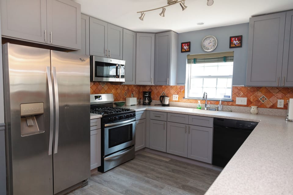 chef's kitchen fully equipped 