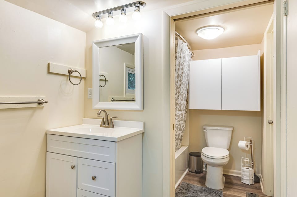 Full Bathroom | Complimentary Toiletries