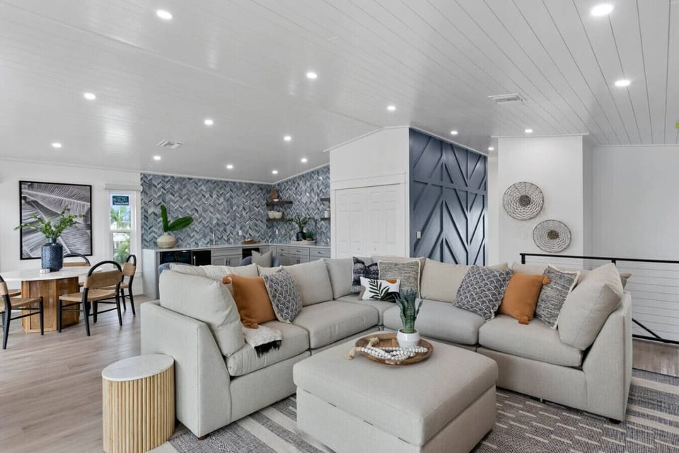 top floor living space w/tv
