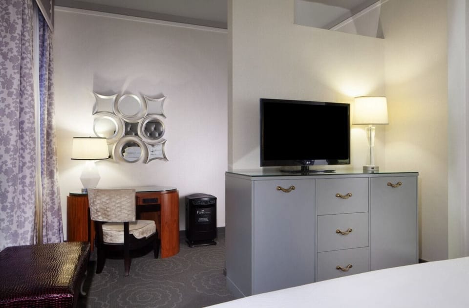 Catch up on work comfortably at the dedicated writing desk.