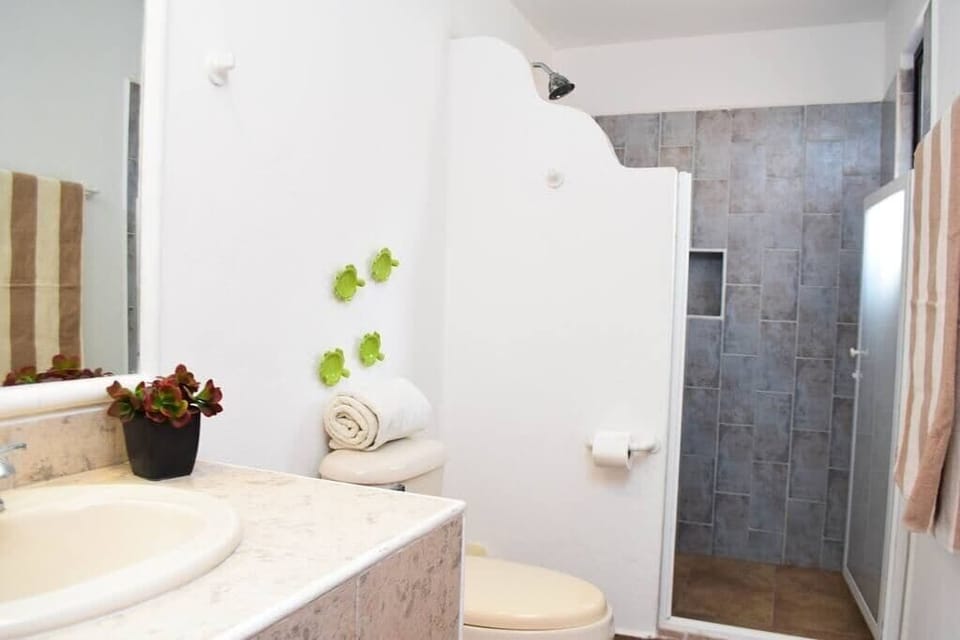 Full bathroom for room 2 and 3 / Baño completo compartido en recamaras 2 y 3