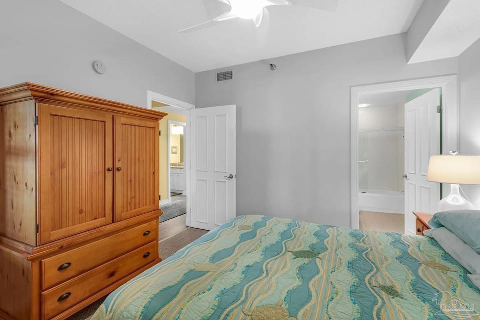 West bedroom looking at door into hall.