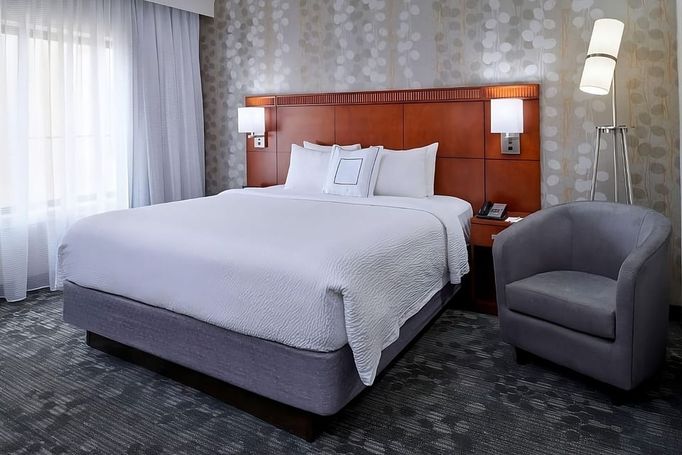 King size bed. Exact unit will be assigned upon arrival. Views, colors and decor may vary.