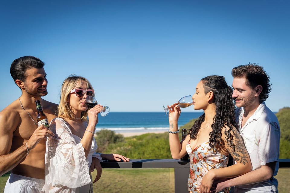 'Southbeach' Kiama Downs - direct access to Jones Beach, public park and steps to the local shops - the perfect family entertainer for 20 people!