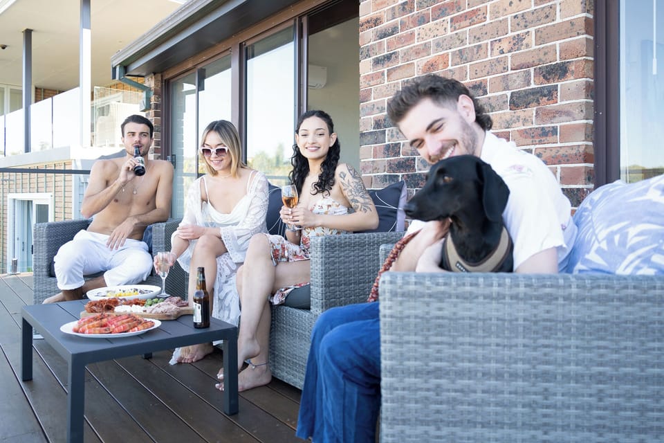 'Southbeach' Kiama Downs - direct access to Jones Beach, public park and steps to the local shops - the perfect family entertainer for 20 people!