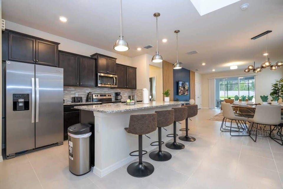 Comfy Living Fully Equipped KitchenRoom
