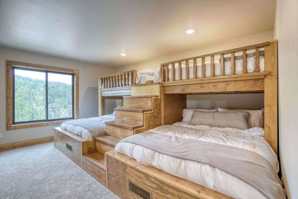 bedroom witn Bunks