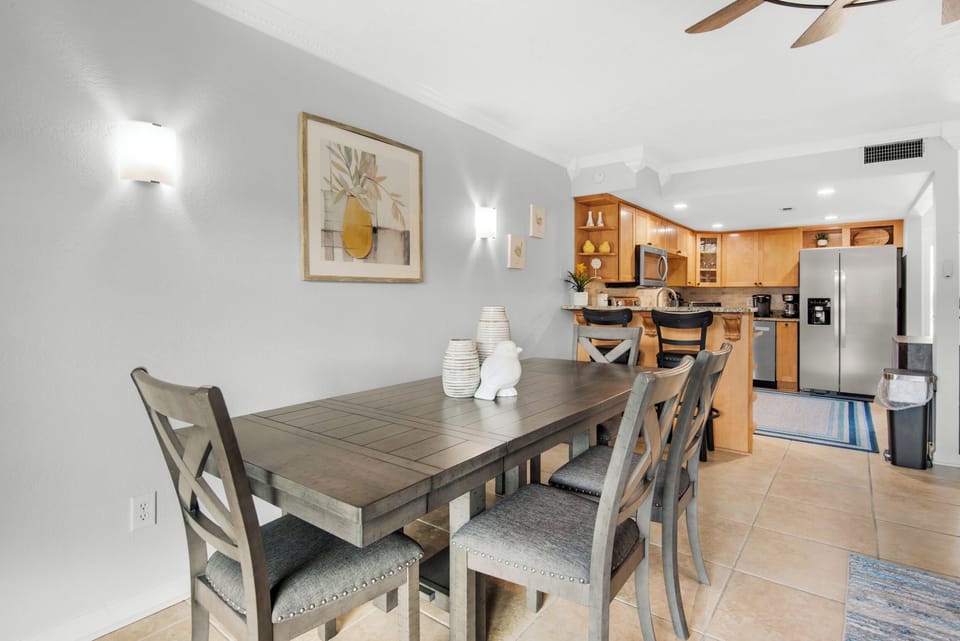 Dining table seats 4