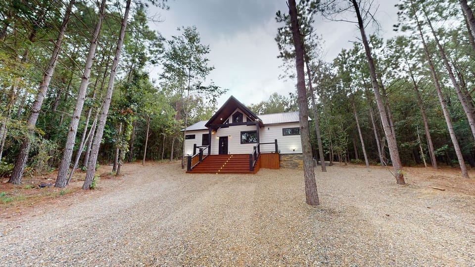 Placid Pines is a luxury cabin tucked among the peaceful pine trees of Hochatown near Broken Bow Lake.