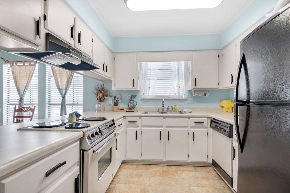 Full kitchen has all you need