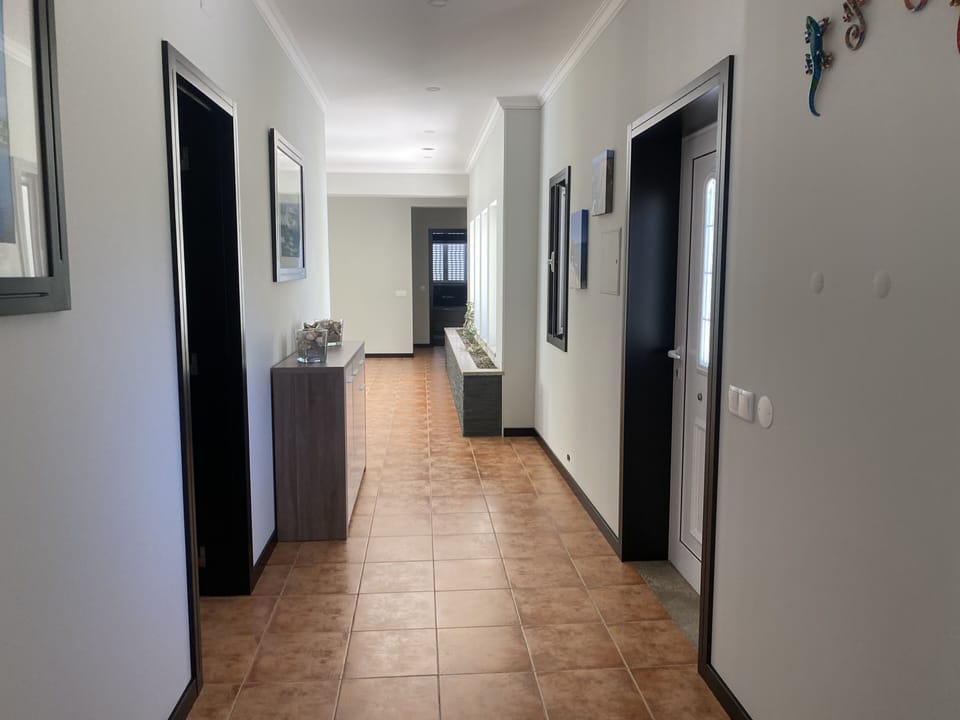 LAGE POOL HOUSE, 4 bedrooms