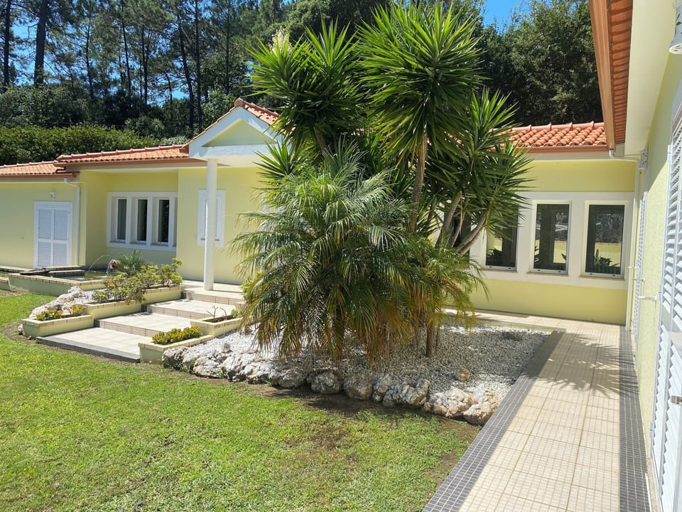 LAGE POOL HOUSE