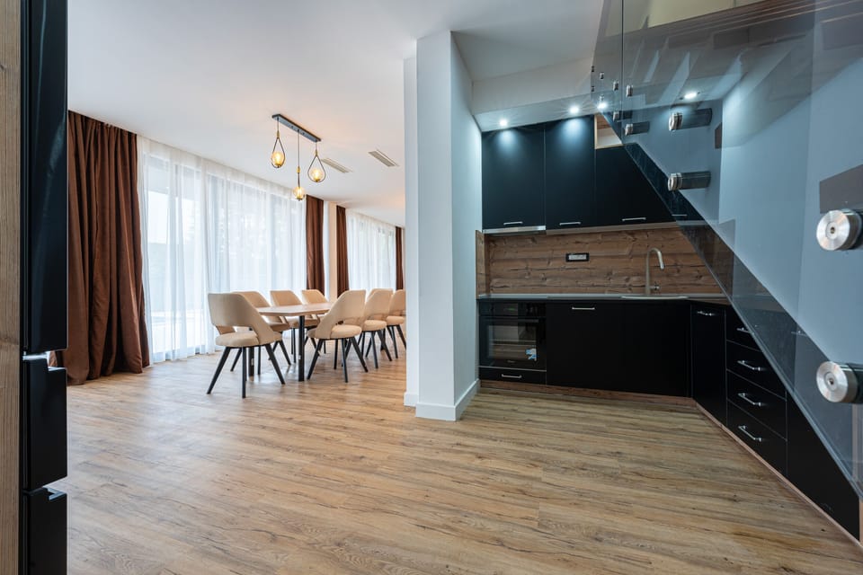 One nice picture of the kitchen/dinning area