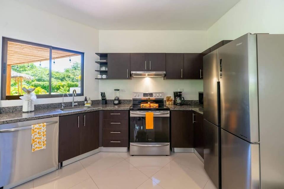 Gourmet kitchen, fully stocked