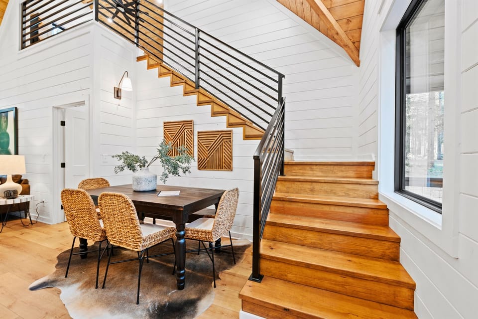 A well-placed dining area by the staircase