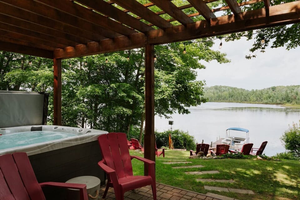 In this property you`re in for a treat! The view of the backyard brings a relaxing and vibrant feeling surronded by nature. The hot tub is perfect located next to  the door but with a great view.