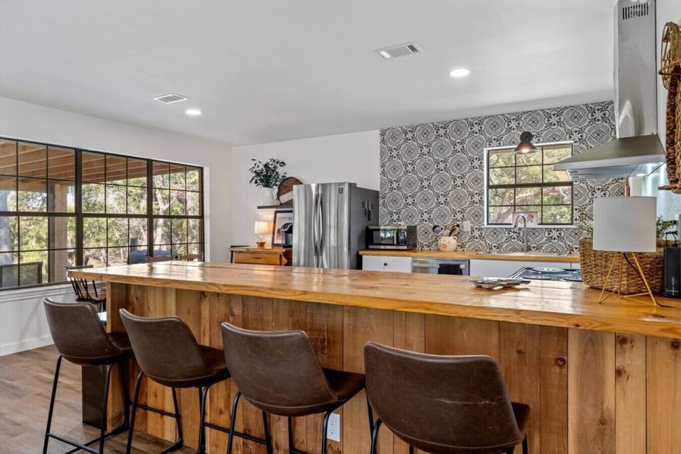 Kitchen& Dining w/bar top seating