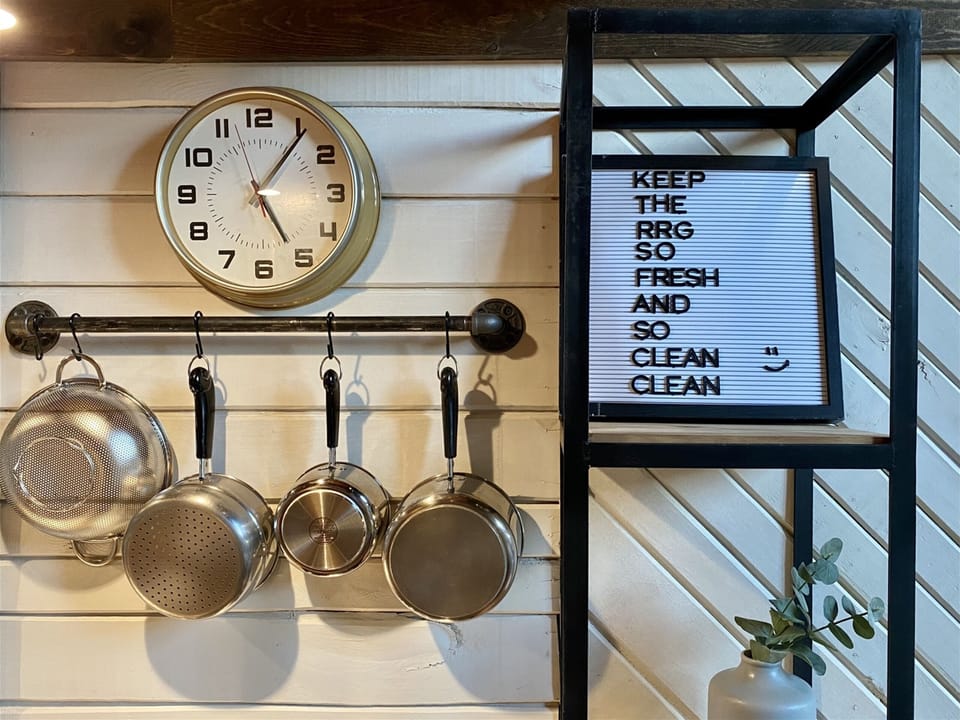 Charming kitchen wall with cookware and essentials—practical and picture-worthy.