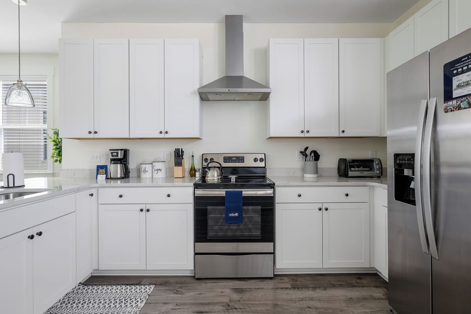 Fully Stocked Kitchen w/ Stainless Steel Appliances
