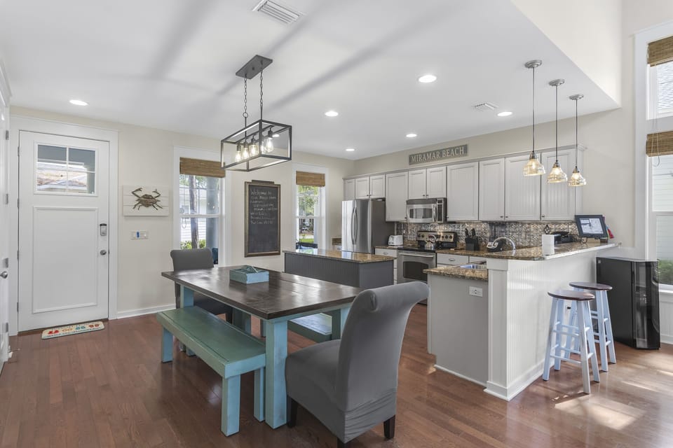 Dining & Kitchen Areas