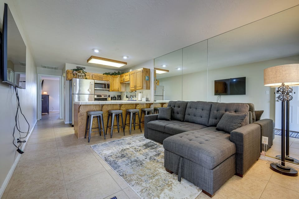 Living Room | EV Charger On-Site | 37 Mi to Zion National Park