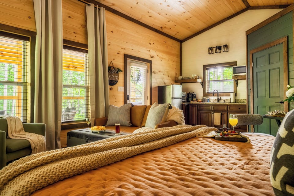 Amazing studio cabin with open concept.