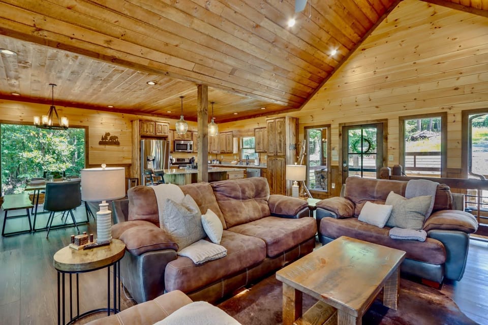 Spacious open cabin with plush seating, full kitchen, and forest views in Blue Ridge, GA
