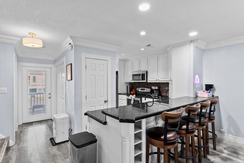 Kitchen and Breakfast Bar