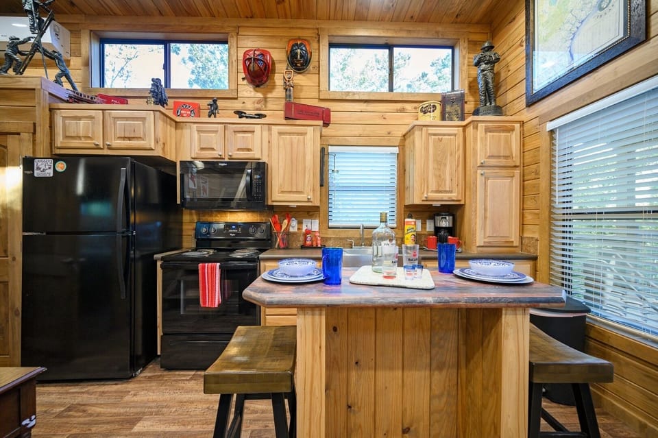 Kitchen and breakfast bar area.