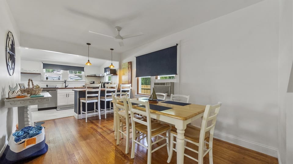Dining Area With 6 Chairs