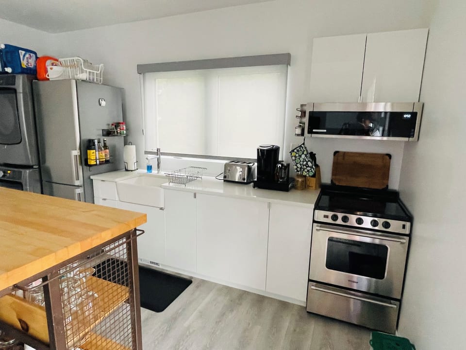 Kitchen with washer/dtyer.