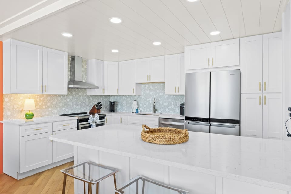 Full Size Kitchen and Barstool Seating