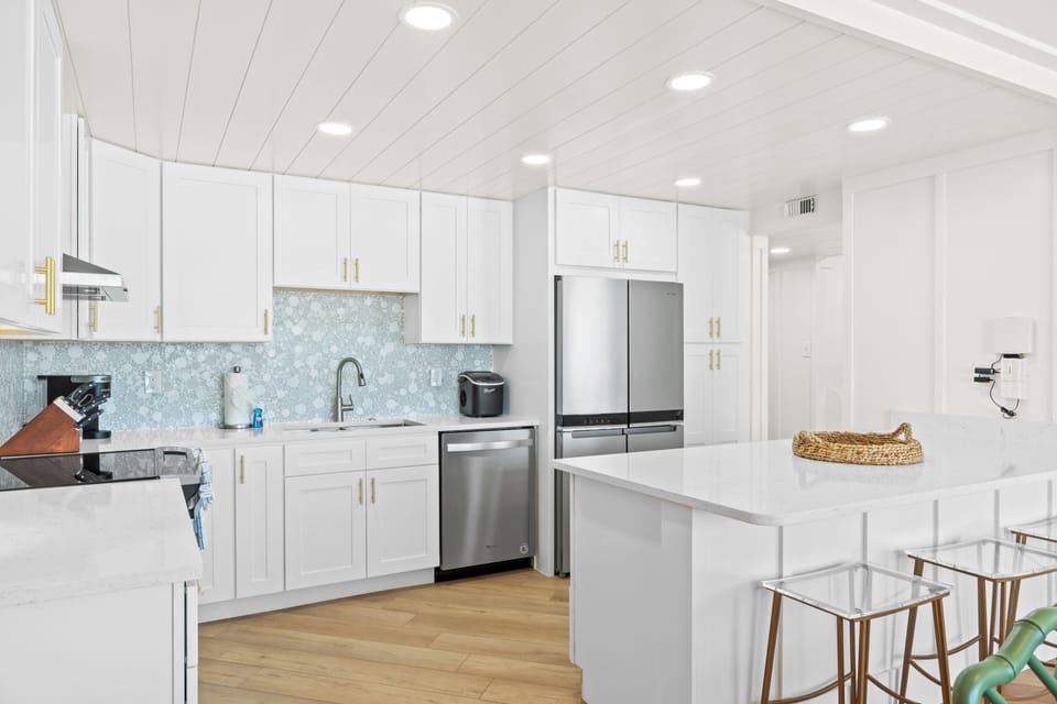 Full Size Kitchen and Barstool Seating