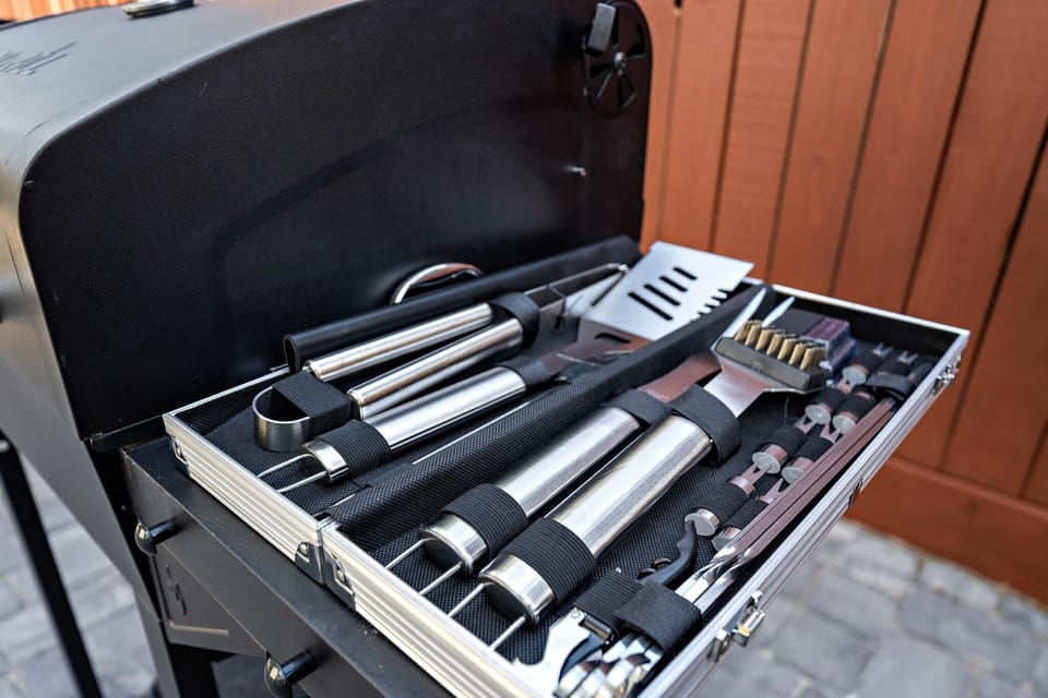 Full grill set included.