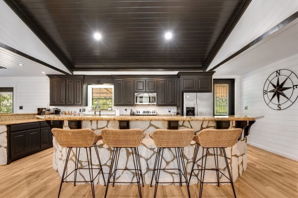 Fully equipped kitchen with gadgets and basic cooking spices.