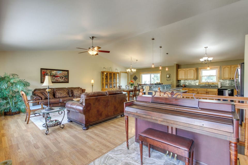 Living Room | Free WiFi | Central A/C & Heating | Washer/Dryer
