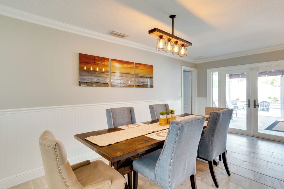 Dining Area | Dining Table | Dishware/Flatware | Breakfast Bar