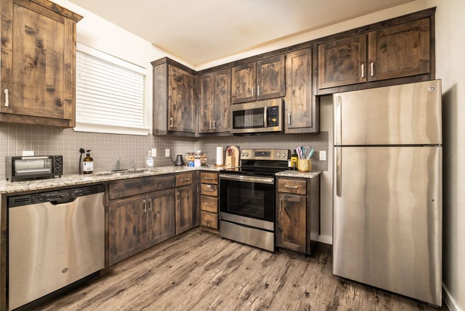 Fully stocked kitchen, pour over coffee maker w/electric kettle & ice maker