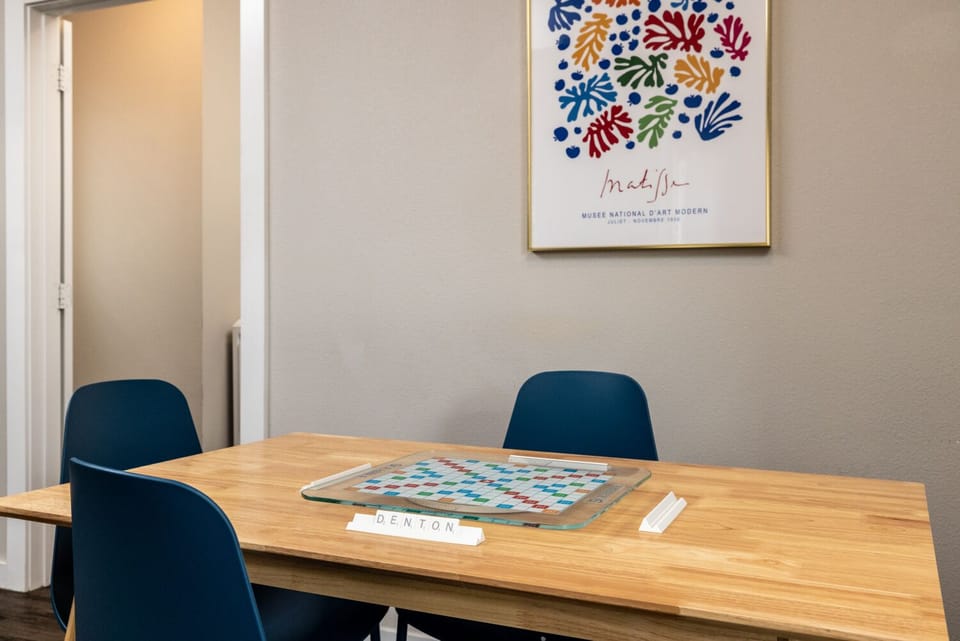 Enjoy family and friends in dining area - 4 chairs 