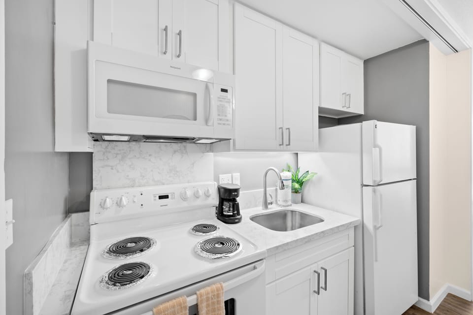 Make delicious meals in this fully-equipped kitchen!