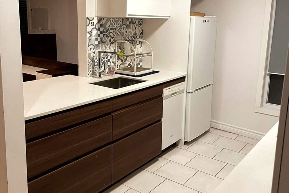 Clean white and wood-themed countertops—offering a fresh, modern, and natural kitchen vibe.