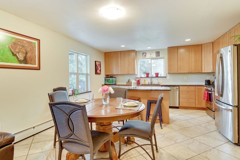 Dining Area | Dishware & Flatware Provided