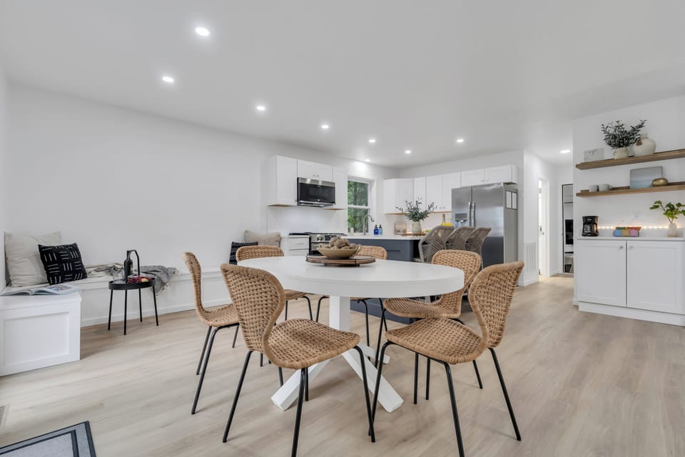 Extendable Dining Table ©