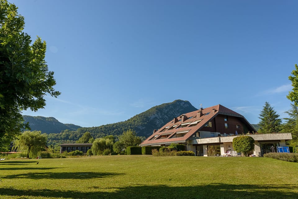 Rent apartment Annecy Lake with private beach 