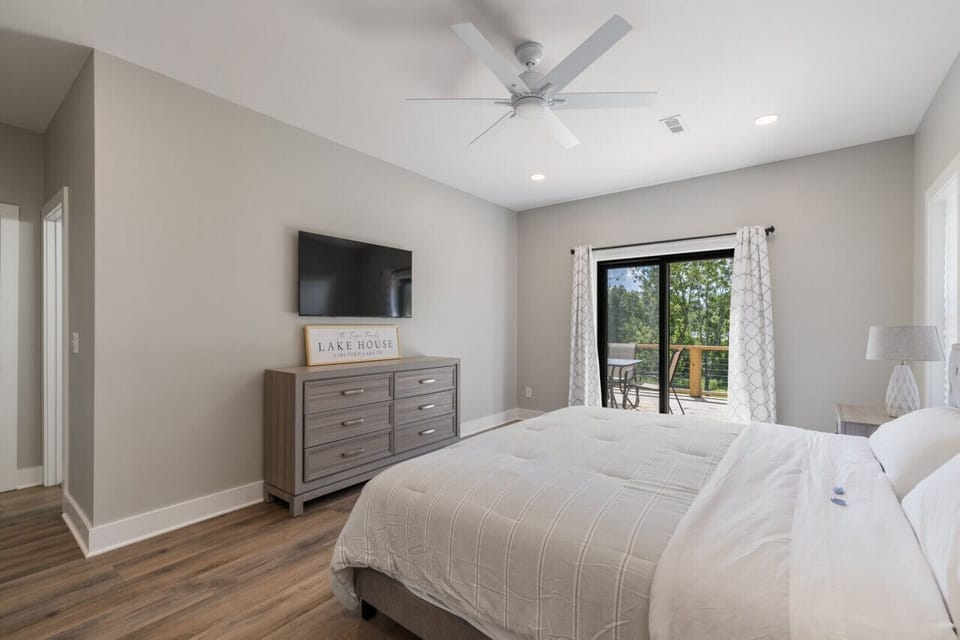 Master Bedroom w/porch off of back of home