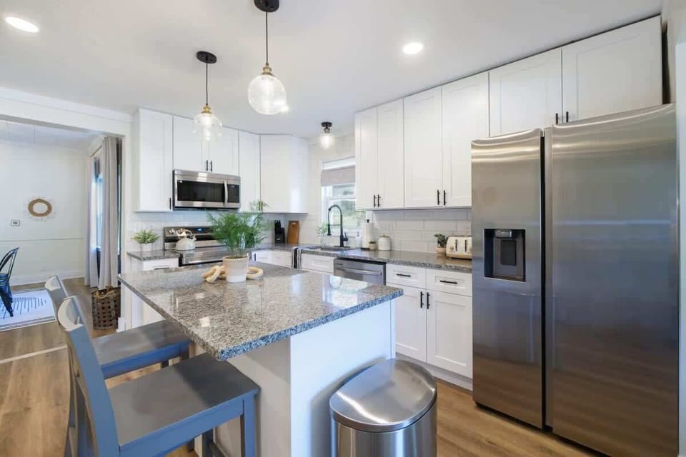 Whip up meals in style in this sleek, fully stocked kitchen! ✨ Features stainless appliances, granite counters, and a spacious island with bar seating—perfect for morning coffee or evening chats ☕‍‍‍