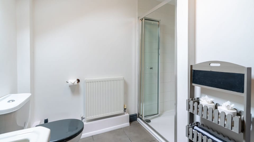 Bedroom Two En-suite, Buff Lodge, Bolthole Retreats
