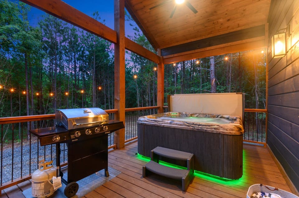 Sip and Stay Hideaway Cabin Hot Tub and Grill
