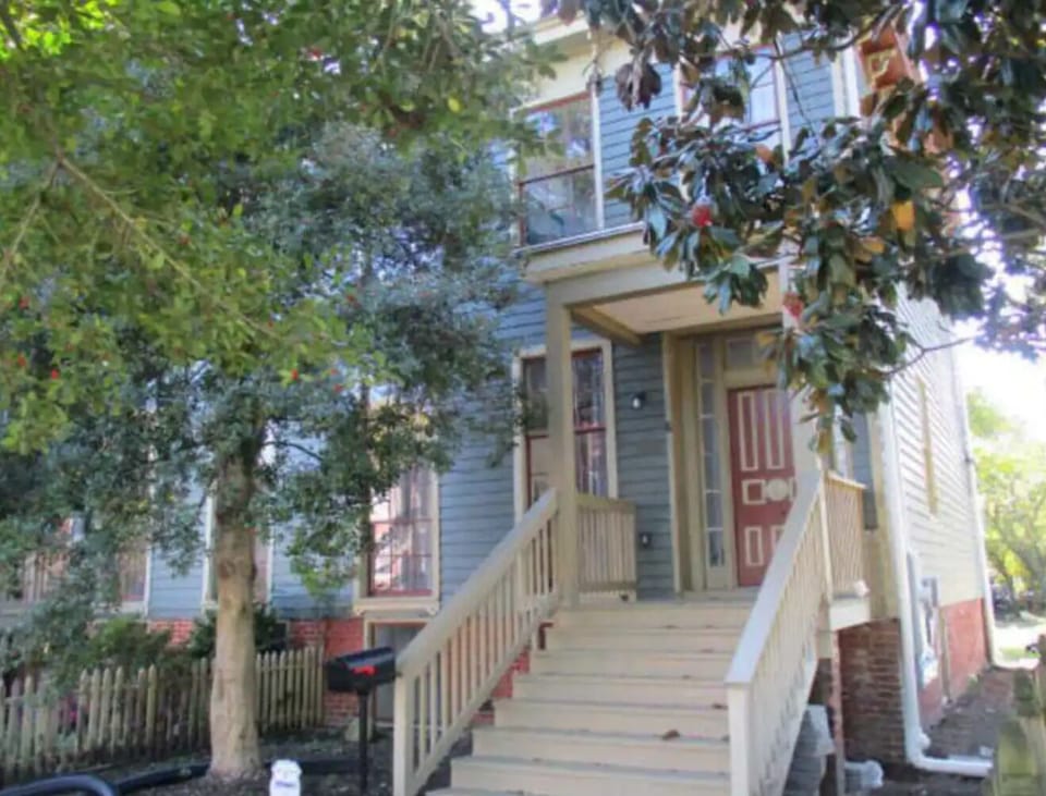 Not guest entrance (image of entire building).