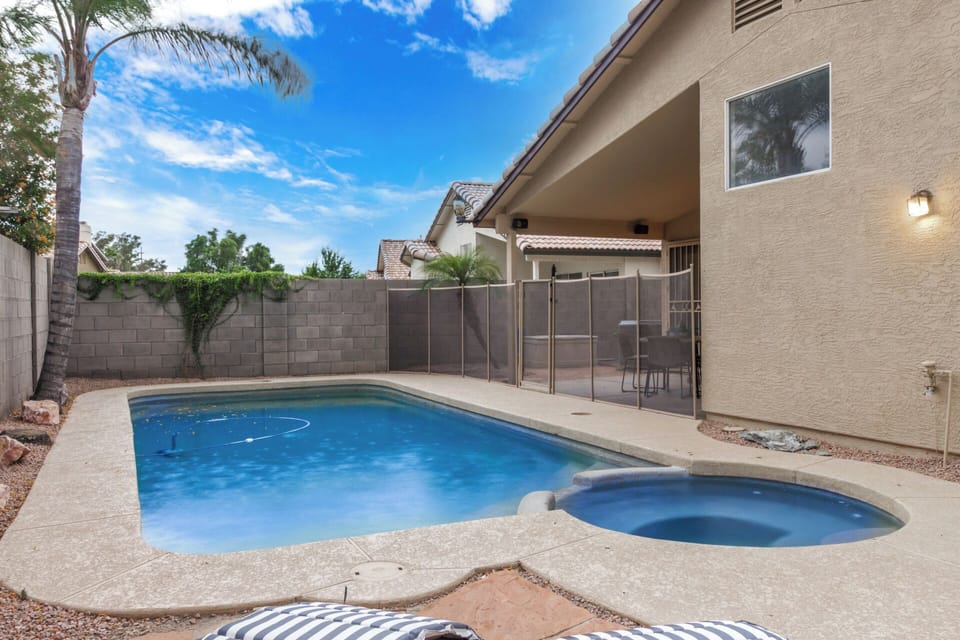 Pool & Jacuzzi